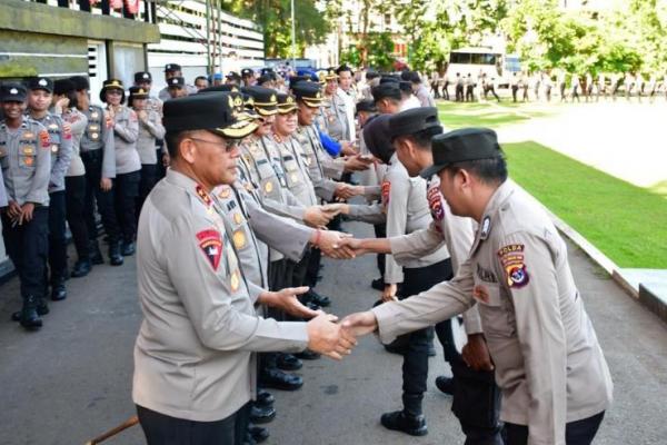 Kapolda NTT, Irjen Pol Daniel Tahi Monang Silitonga didampingi Wakapolda NTT Brigjen Pol Awi Setiyono berjabat tangan dengan anggota Polda NTT saat silaturahmi halal bihalal 1445 hijriah di Lapangan Apel Ricky Sitohang Mapolda NTT, Selasa (16/4/2024). 