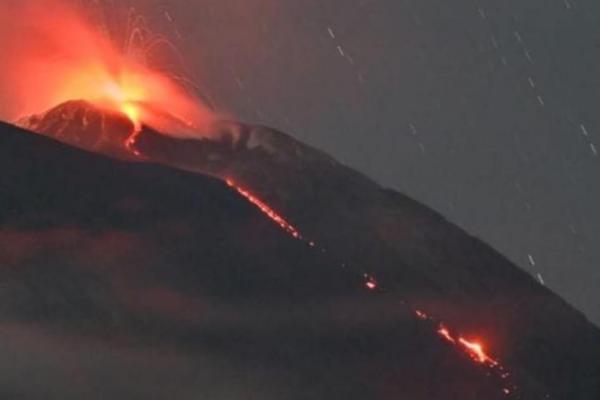 Gunung Ile Lewotolok di Kabupaten Lembata, kembali mengalami erupsi. 