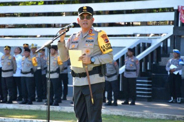 Kapolda NTT, Irjen Pol Daniel Tahi Monang Silitonga memberikan arahan pada saat memimpin upacara bulanan di lapangan apel Mapolda NTT, Rabu (17/4/2024). 