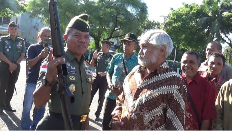 Danrem 161/Wirasakti Kupang, Brigjen TNI Joao Xavier Barreto Nunes menerima sepucuk senjata laras panjang jenis 16A1 beserta tiga magasin dan 108 butir amunisidari warga di perbatasan RI-Timor Leste. 