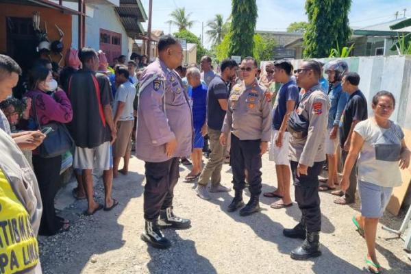 Anggota Polsek Kota Lama saat turun melakukan identifikasi sekaligus mengevakuasi jenazah SB, mantan Ketua RW 01 Kelurahan Kelapa Lima di kediamannya, Rabu (17/4/2024). 