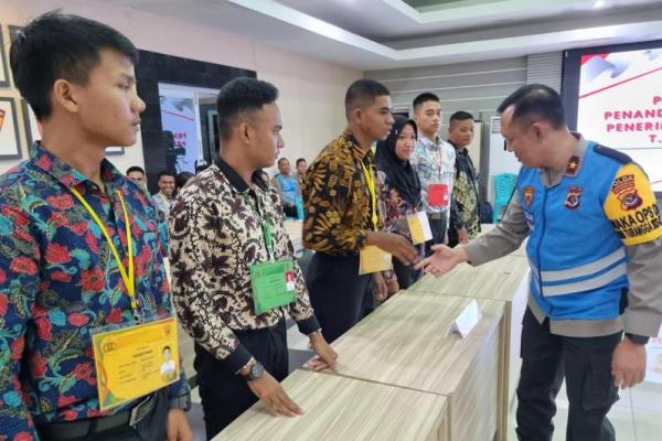  Wakapolda NTT Brigjen Pol Awi Setiyono menyalami calon anggota Polri saat penandatanganan pakta integritas dan pengambilan sumpah rekrutmen terpadu Polri TA 2024 tingkat Polda NTT, di Mako Polda NTT, Jumat (19/4/2024). 