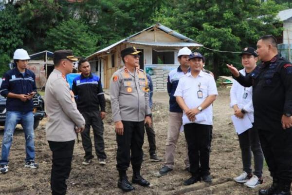 Kapolda NTT, Irjen Pol Daniel Tahi Monang Silitonga didampingi Kapolres Mabar, AKBP Ari Satmoko meninjau progres pembangunan Rusun Polres Manggarai Barat di Asrama Polsek Lama, Labuan Bajo, Kabupaten Manggarai Barat, Jumat (19/4/2024). 