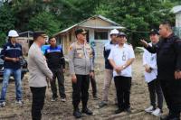 Kapolda NTT, Irjen Pol Daniel Tahi Monang Silitonga didampingi Kapolres Mabar, AKBP Ari Satmoko meninjau progres pembangunan Rusun Polres Manggarai Barat di Asrama Polsek Lama, Labuan Bajo, Kabupaten Manggarai Barat, Jumat (19/4/2024).