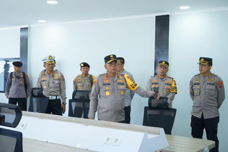 Kapolda NTT, Irjen Pol Daniel Tahi Monang Silitonga meninjau kesiapan command center dalam rangka HDCM RI-RRT ke-4 di Labuan Bajo, Kabupaten Manggarai Barat, Kamis, (18/4/2024). 