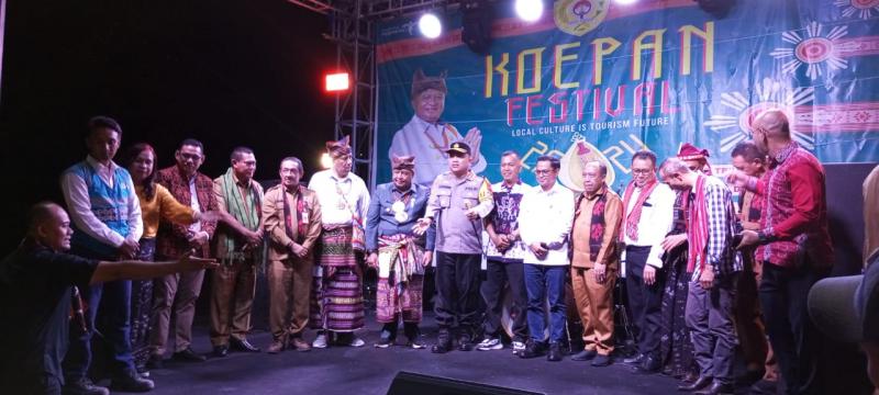 Penjabat Wali Kota Kupang, Fahrensy Priestley Funay saat membuka Koepan Festival yang diselenggarakan dalam rangka memeriahkan HUT ke-139 Kota Kupang dan HUT Otonomi Daerah ke- 28 diselenggarakan Dinas Pariwisata dan Ekonomi Kreatif Kota Kupang di alun-alun Kota Kupang, Senin (22/4/2024) malam. 