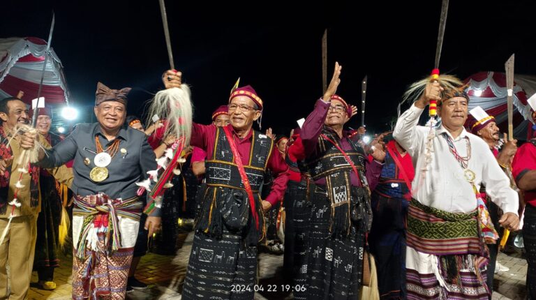 Penjabat Wali kota Kupang, Fahrensy Funay dengan pakaian adat Amarasi ikut menari saat penutupan Festival Koepan yang diselenggarakan di alun-alun Kota Kupang, Rabu (24/4/2024). 