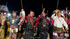 Penjabat Wali kota Kupang, Fahrensy Funay dengan pakaian adat Amarasi ikut menari saat penutupan Festival Koepan yang diselenggarakan di alun-alun Kota Kupang, Rabu (24/4/2024).