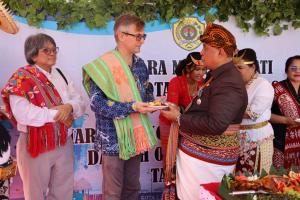 Penjabat Wali Kota Kupang jFahrensy Funay mengajak Duta Ukaraina untuk Indonesia, Vasyl Hamianik menikmati pangan lokal NTT yang disediakan pelaku UMK di bazar saat menghadiri upacara peringatahn HUT ke-138 Kota Kupang dan HUT ke-28 Kota Kupang pada tanggal 25 April 2024.