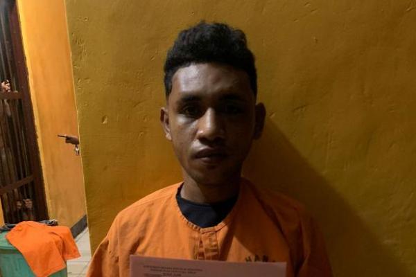 Siswa di Alor berinisial Glen Jonathan Selly saat ,e,buka laporan polisi di Polres Alor atas kasus penganiayaan menggunakan senjata tajam yang dialaminya. 