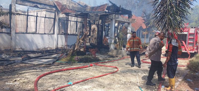  Gedung Kantor Unit Pelaksana Teknis (UPT) Perbenihan Dinas Pertanian dan Tanaman Pangan Provinsi Nusa Tenggara Timur (NTT) terbakar pada Kamis (2/5/2024). 