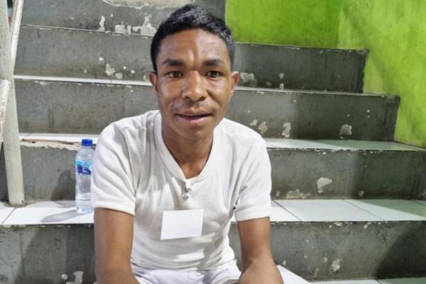 Kehidupan keluarga di kampung halaman di Desa Subo, Kecamatan Alor Selatan, Kabupaten Alor, NTT yang serba sulit dan kekurangan menjadikan Piter Lanani (18) berpikir keras untuk merubah kehidupan orang tua dan saudaranya.