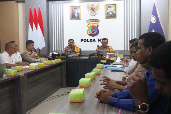 Wakapolda NTT, Brigjen Pol. Awi Setiyono Bersama para Pejabat Utama Polda NTT termasuk Kapolresta Kupang Kota, Kombes Pol Aldinan RJH Manurung dan penyidik, orang tua korban, serta  perwakilan Cipayung Plus saaat memimpin gelar perkara di Mapolda NTT, Senin (6/5/2024). 