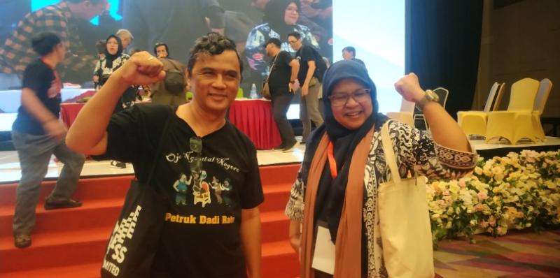 Nany Afrida dan Bayu Wardhana memberi salam independen usai terpilih sebagai Ketua Umum dan Sekjen AJI Periode 2024-2027 di Palembang, Minggu (5/6/2024). 