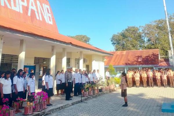 Kasat Lantas Polresta Kupang Kota, AKP Sudirman, SSos, mendatangi siswa dan siswi di SMA Negeri 5 Kota Kupang pada Rabu (8/5/2024).