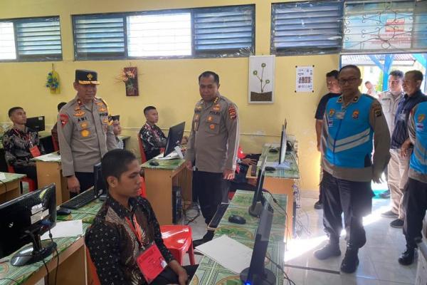 Wakapolda Nusa Tenggara Timur (NTT), Brigjen Pol Awi Setiyono mengecek dan mengawasi ujian psikologi seleksi penerimaan terpadu calon Taruna dan taruni (Catar) Akademi Kepolisian (Akpol) TA 2024.