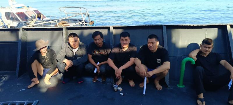  Inilah enam Warga China yang diamankan dari atas kapal ikan tanpa nama di Perairan Teluk Kupang pada Rabu (8/5/2024) subuh. 