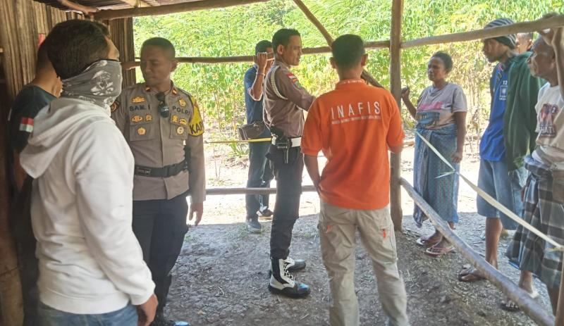 Kapolsek Tasbar beserta anggota dan tim INAFIS Polres Belu di TKP kediaman korban, Desa Tukuneno, Kabupaten Belu, Jumat (10/5/2024) 