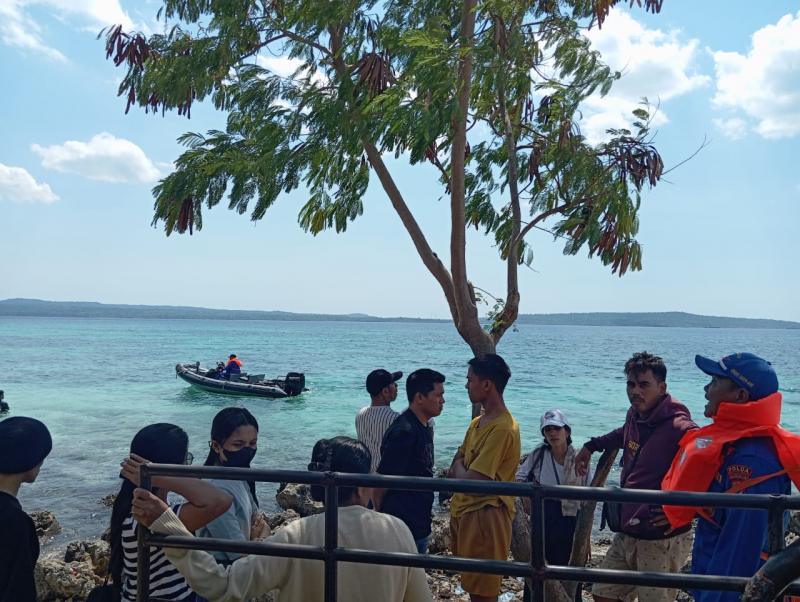 Anggota Direktorat Polair Polda NTT saat melakukan patroli dan sambang ke beberapa lokasi wisata seperti pantai Lasiana, Kota Kupang dan Pantai Tablolong, Kabupaten Kupang. 