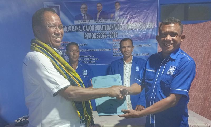 Zakarias Moruk menyerahkan berkas pendaftaran sebagai balon Bupati Belu Pilkada serentak ke DPD PAN Belu, Jumat (10/5/2024) 