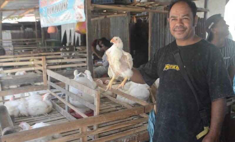 Pedagang ayam potong di pasar baru Kota Atambua, Kabupaten Belu perbatasan RI-RDTL, Kamis (16/5/2024) 