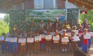 Satgas Yonif 742/SWY Bagikan Tas dan Buku kepada Siswa SDI Sabulmil di Perbatasan Belu