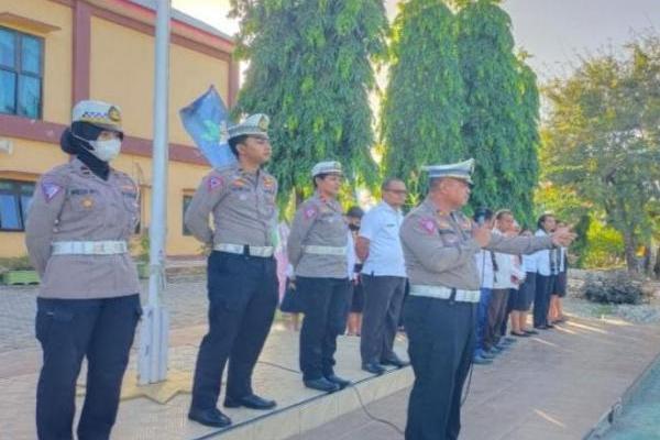  Kasat Lantas Polresta Kupang Kota, AKP Sudirman melalukan sosialisasi turan lalu lintas kepada siswa siswi SMKN 3 Kupang, Jumat (17/5/2024). 
