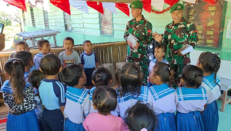 PrajuSatgas Yonif 742/SWY mengajar anak-anak Paud Arnoldus di Pos Kewar, Jumat (17/5/2024) 