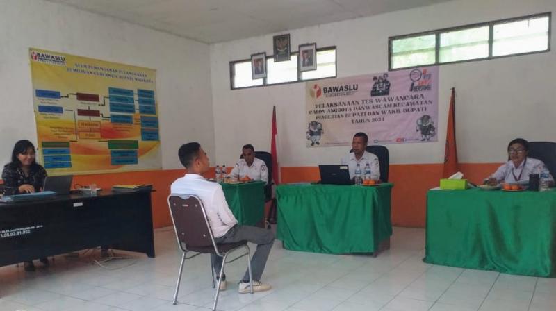 Peserta calon Panwaslu ikuti tes wawancara di Bawaslu Kabupaten Belu, Sabtu (18/5/2024) 