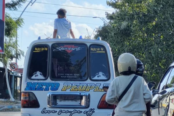  Seorang penumpang yang masih di bawah umur malah duduk diatas kap kendaraan warna putih tersebut ketika melintas di Jalan Frans Seda dari arah bundaran PU melintasi depan Mako Polresta Kupang Kota hingga ke patung kirab Kelurahan Fatululi. 