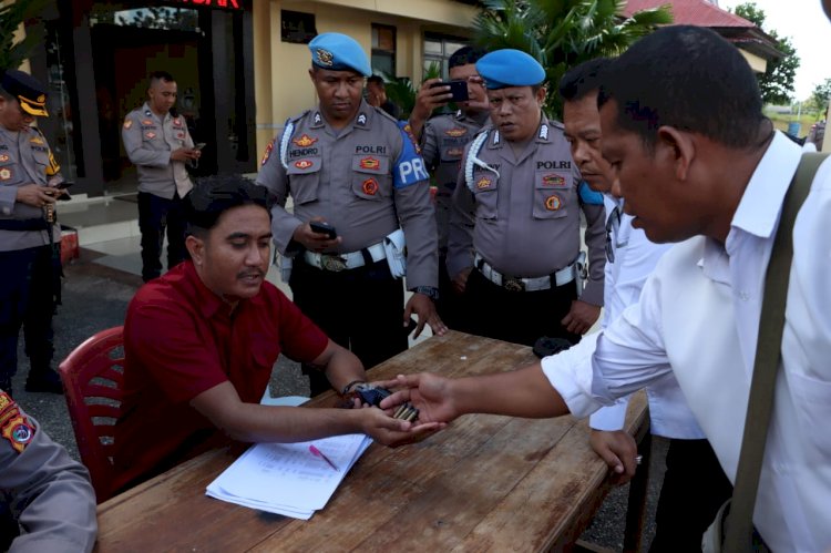 Kapolres Kupang, AKBP Anak Agung Gde Anak Gde Anom Wirata saat elakukan pemeriksaan sejumlah senpi organik yang dipegang personil Polres Kupang di Mako Polres Kupang, Senin (20/5/2024) pagi. 