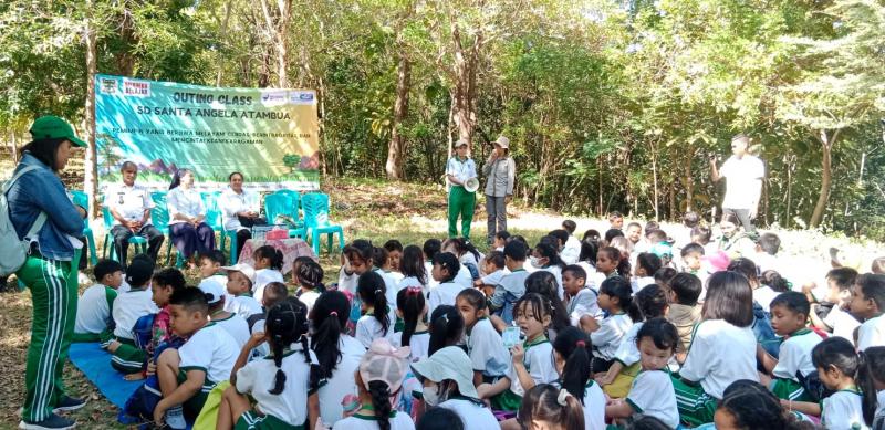 Pelajar SD Santa Angela Atambua melakukan Outing Class di hutan Cendana, Kabupaten Belu, NTT, Rabu (22/5/2024) 