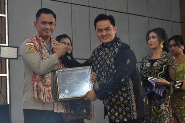Ketua Kadin NTT, Bobby Liyanto menyerahkan penghargaan kepada Wadir Intelkam Polda NTT, AKBP Agustinus Chirstmas dalam acara Kadin NTT Awards 2024, Selasa (21/5/2024).  
