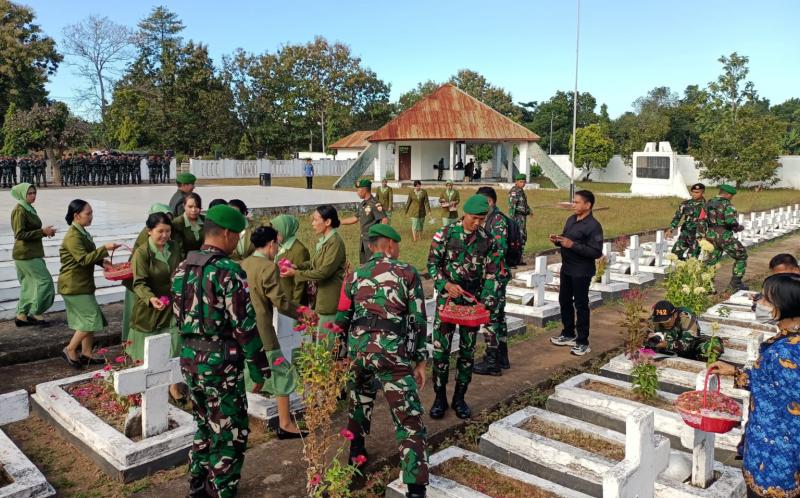 TNI di Belu Tabur Bunga di TMP Seroja Peringati HUT ke-67 Kodam IX/Udayana