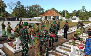 TNI di Belu Tabur Bunga di TMP Seroja Peringati HUT ke-67 Kodam IX/Udayana