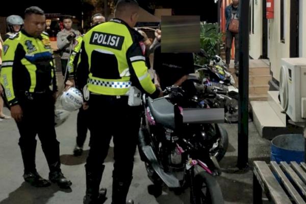  Aparat Satlantas Polresta Kupang Kota mengamankan dan menyita empat unit sepeda motor jenis Honda Beat yang terlibat aksi balap liar di dua lokasi berbeda di Kota Kupang, akhir pekan lalu. 