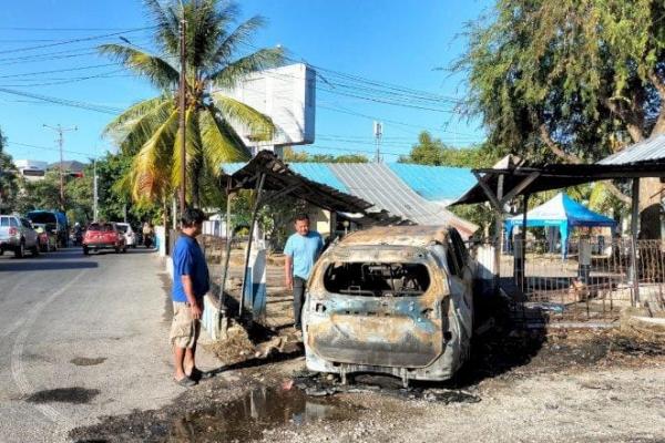  Toyota Rush Sarat Muatan BBM Terbakar di Dekat Pospol Depan Kantor Gubernur NTT