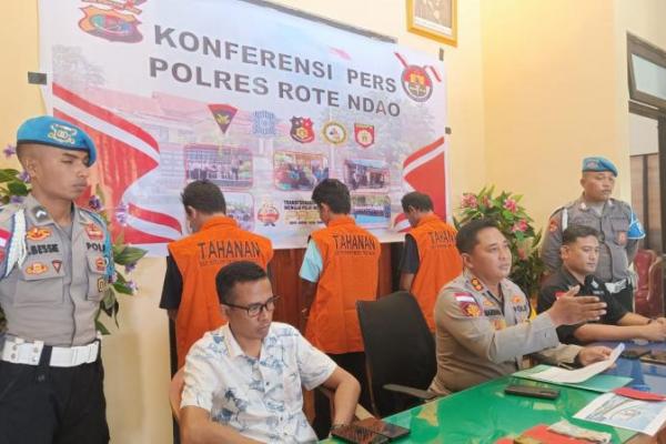 Tiga nelayan asal Kabupaten Sikka dan Selayar, Sulawesi Selatan diamankan jajaran Polres Rote Ndao. Ketiga nelayan yang merupakan anak buah kapal (ABK) ini ditangkap langsung Kapolres Rote Ndao, AKBP Mardiono dan anggota unit Tindak Pidana Tertentu (Tipiter) Sat Reskrim Polres Rote Ndao pada Minggu (26/5/2024).