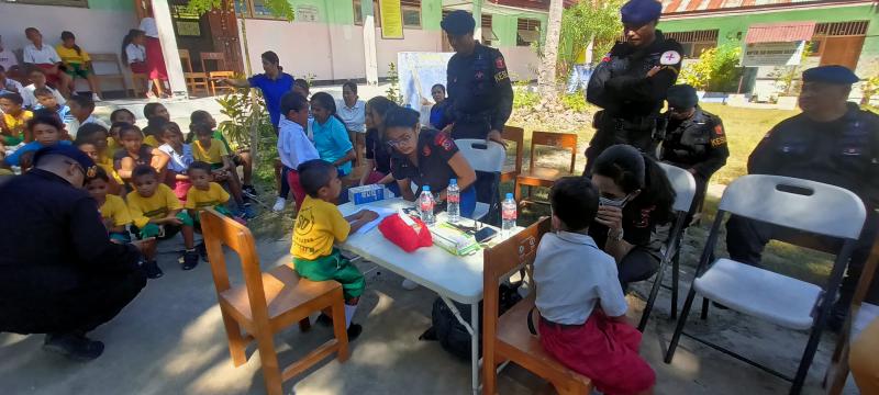 Anggota Satuan Brimob Polda NTT melakukan kegiatan bakti sosial di UPTD SD Negeri Oefafi di Dusun 01, Desa Oefafi, Kecamatan Kupang Timur, Kabupaten Kupang, Jumat, (31/5/2024). 