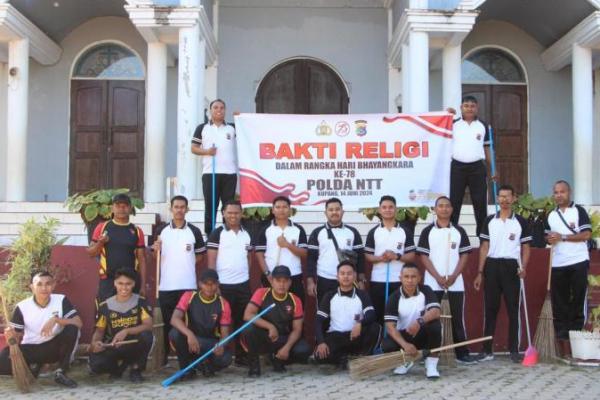 Ratusan anggota dan PNS Polda NTT melakukan aksi bersih-bersih rumah ibadah di Kota Kupang. Aksi sosial ini merupakan bagian dari kegiatan bhakti relegi menyongsong hari Bhayangkara ke-78 tahun 2024.