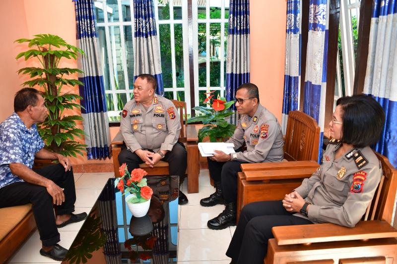 Jelang HUT Bhayangkara, Purnawirawan dan Warakawuri Dikunjungi Anggota Polda NTT