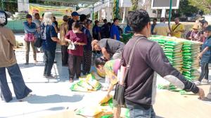 WKRI Keuskupan Atambua gelar pangan murah meriahkan HUT ke-100 di halaman Mall Plaza Perizinan Atambua, Kabupaten Belu, Sabtu (22/6/2024).