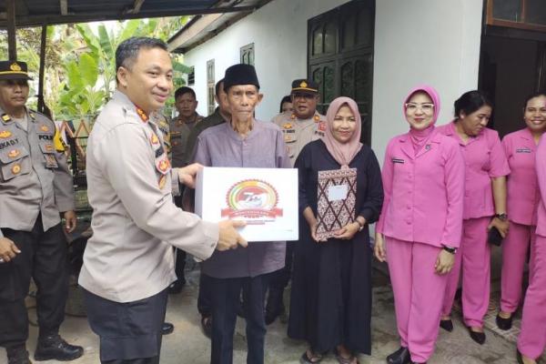 Polres Manggarai Barat melakukan anjangsana ke kediaman para purnawirawan dan warakawuri Polri, Selasa (25/6/2024).