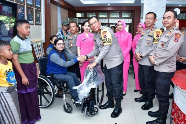 Dalam rangka memperingati usia ke-78 Polri, Kapolda NTT, Irjen Pol Daniel Tahi Monang Silitonga memberikan bantuan berupa alat bantu untuk penyandang disabilitas.