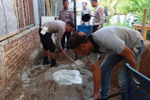 Anggota Polres Manggarai Barat menebar kebaikan dengan melakukan perbaikan rumah tidak layak huni milik warga.