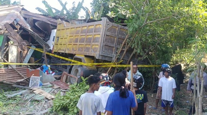  Diduga Rem Blong, Truk Seruduk Rumah Hingga Tewaskan Penghuninya di Pertigaan Bimoku-Lasiana