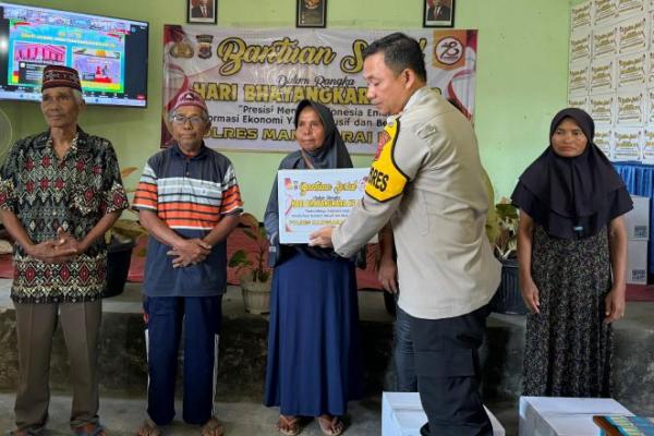 Polres Manggarai Barat Salurkan Bansos dan Beasiswa di Labuan Bajo