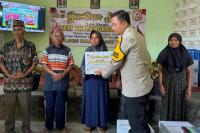 Polres Manggarai Barat Salurkan Bansos dan Beasiswa di Labuan Bajo