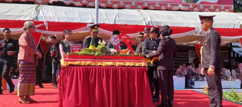Moment perayaan Hari Ulang Tahun ke-78 Bhayangkara tahun 2024 di Polda NTT, Senin (1/7/2024) dimanfaatkan Kapolda NTT, Irjen Pol Daniel Tahi Monang Silitonga untuk menyampaikan berbagai.