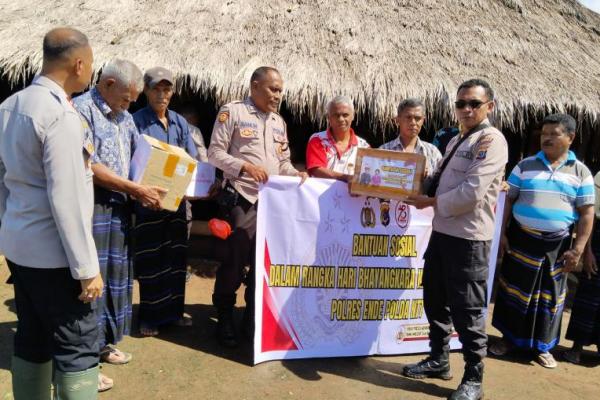 Kapolsek Wolowaru, Polres Ende, Ipda Ubaldus Maku dan jajarannya mendukung ketahanan pangan masyarakat di wilayahnya dalam bentuk pembagian bantuan bibit tanaman.